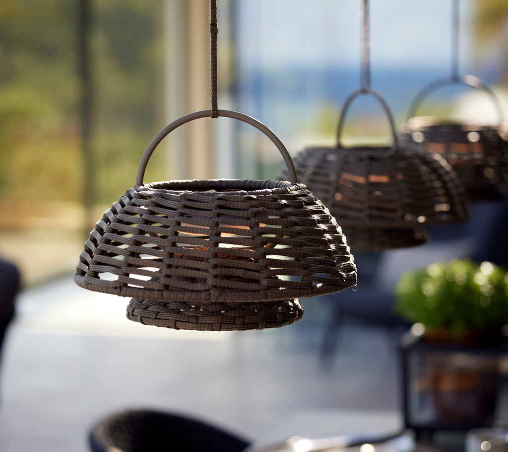 Illusionslampen in Taube hängen in einer Reihe, mit einem gewebten Design in kreisförmiger Form und einer minimalistischen Ästhetik.