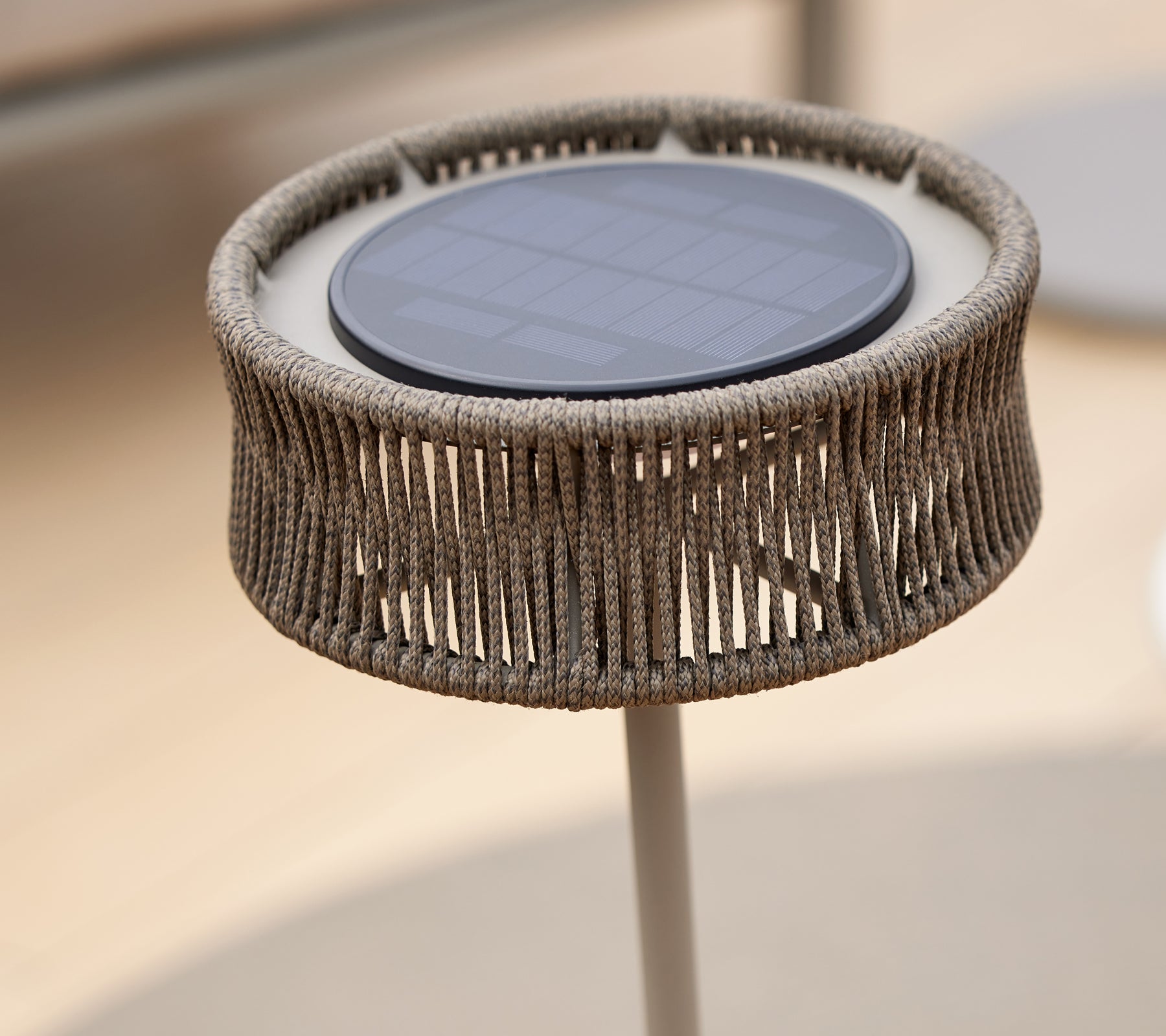Ein dekoratives LED-Licht mit Solarpanel, das ein einzigartiges gewebtes Design aufweist, das eine Illusion von Eleganz schafft.