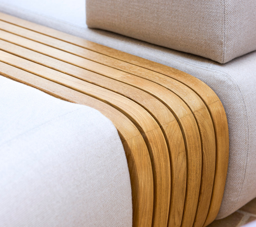 Sanftes Sofa mit glatten, holzähnlichen Akzenten und einer gemütlichen Textur, ergänzt durch einen passenden Couchtisch.