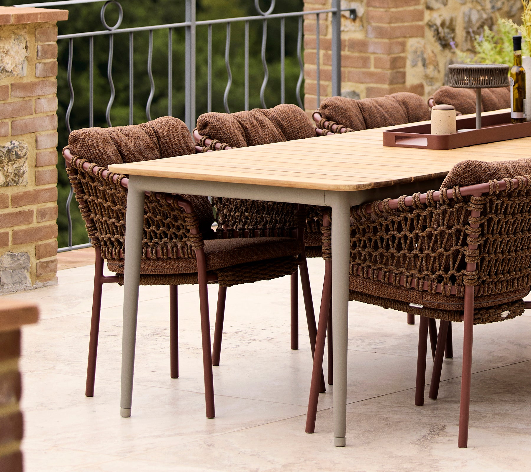 Umber braune Ozean-Esszimmerstühle kombiniert mit einem Core-Esstisch, der mit einem stilvollen natürlichen Finish und bequemen Sitzgelegenheiten ausgestattet ist.