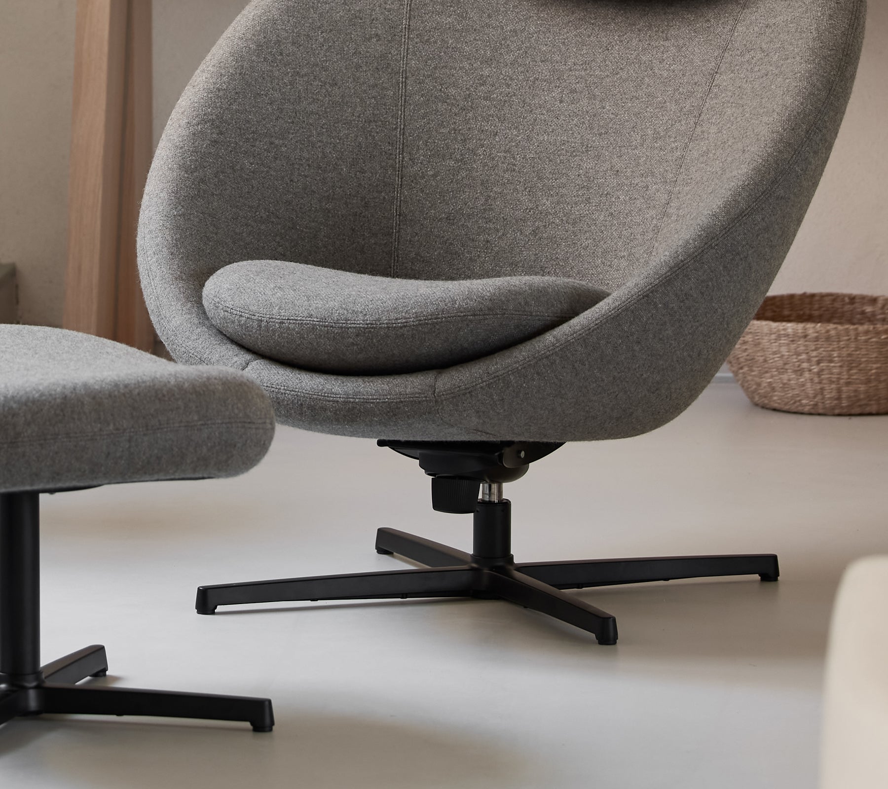 Moderne graue Lounge-Stuhl mit einem eleganten Design in einem zeitgenössischen Ambiente.