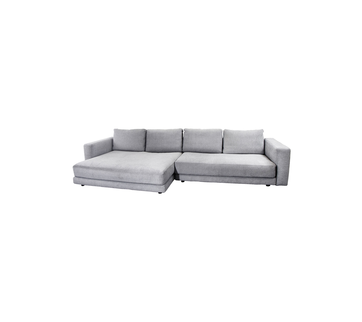 Elegantes graues Ecksofa mit Recamiere, ausgestattet mit weichen Kissen und einem schlanken Design für bequeme Sitzgelegenheiten.