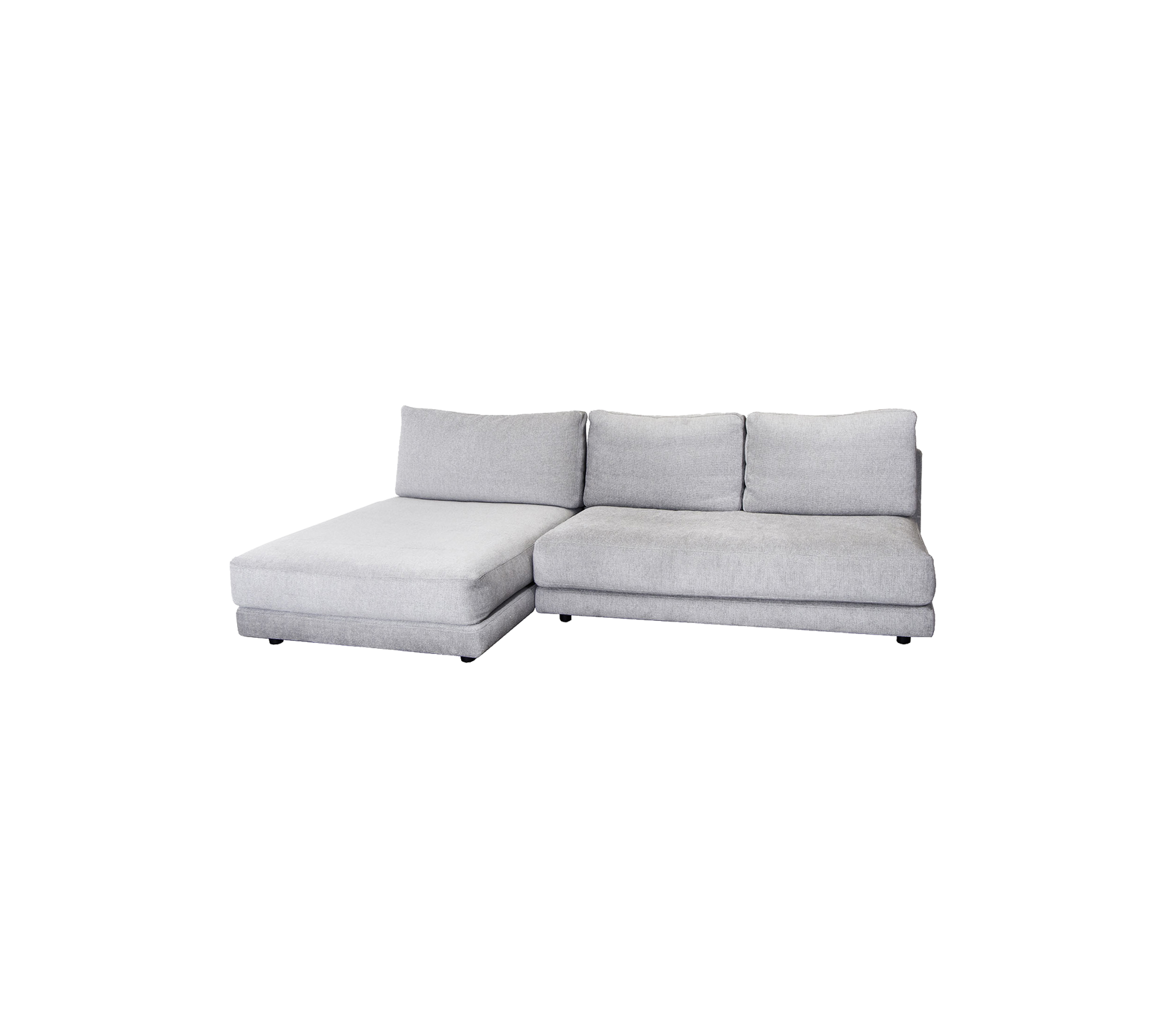 Ein modernes graues Ecksofa mit einer bequemen Chaiselongue und plüschigen Kissen, perfekt für jeden Wohnraum.