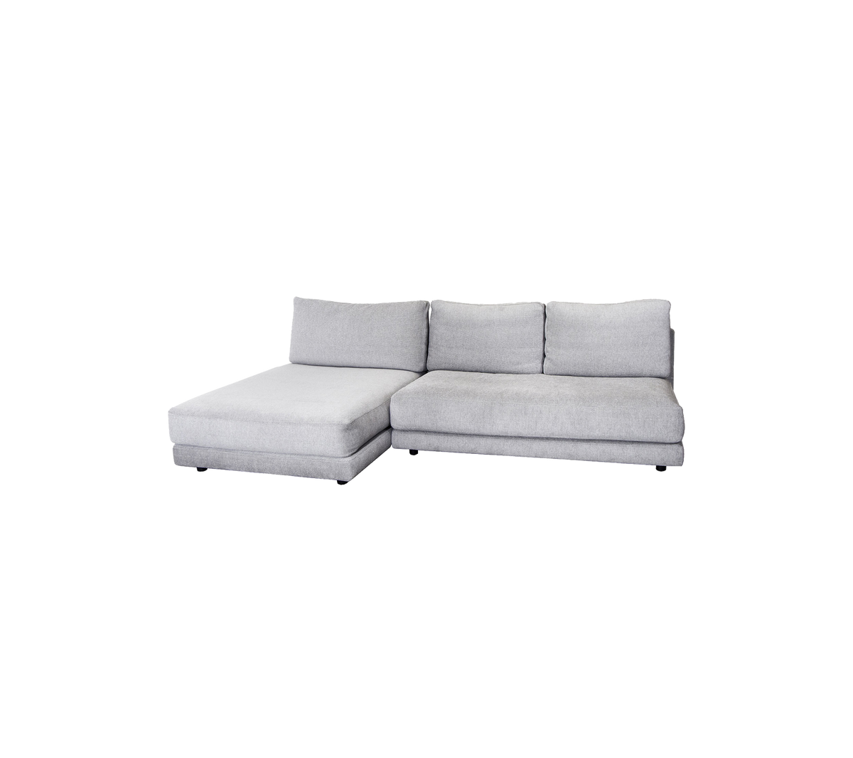 Ein modernes graues Ecksofa mit einer bequemen Chaiselongue und plüschigen Kissen, perfekt für jeden Wohnraum.