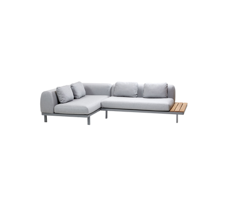 Moderne hellgraues Sectionalsofa mit weichen Kissen und einem Holzakzent-Tisch auf einer Seite. Ideal zum stilvollen Entspannen und Relaxen.
