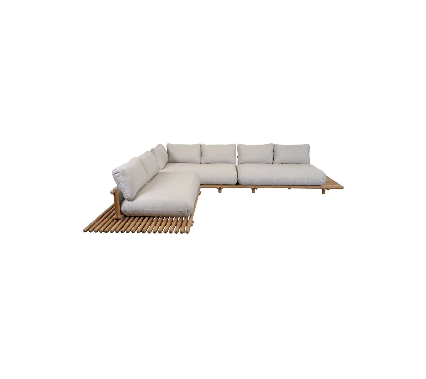 L-förmiges Ecksofa mit samtweichen Kissen und einem Holzlattenrost, entworfen für Komfort und Stil.
