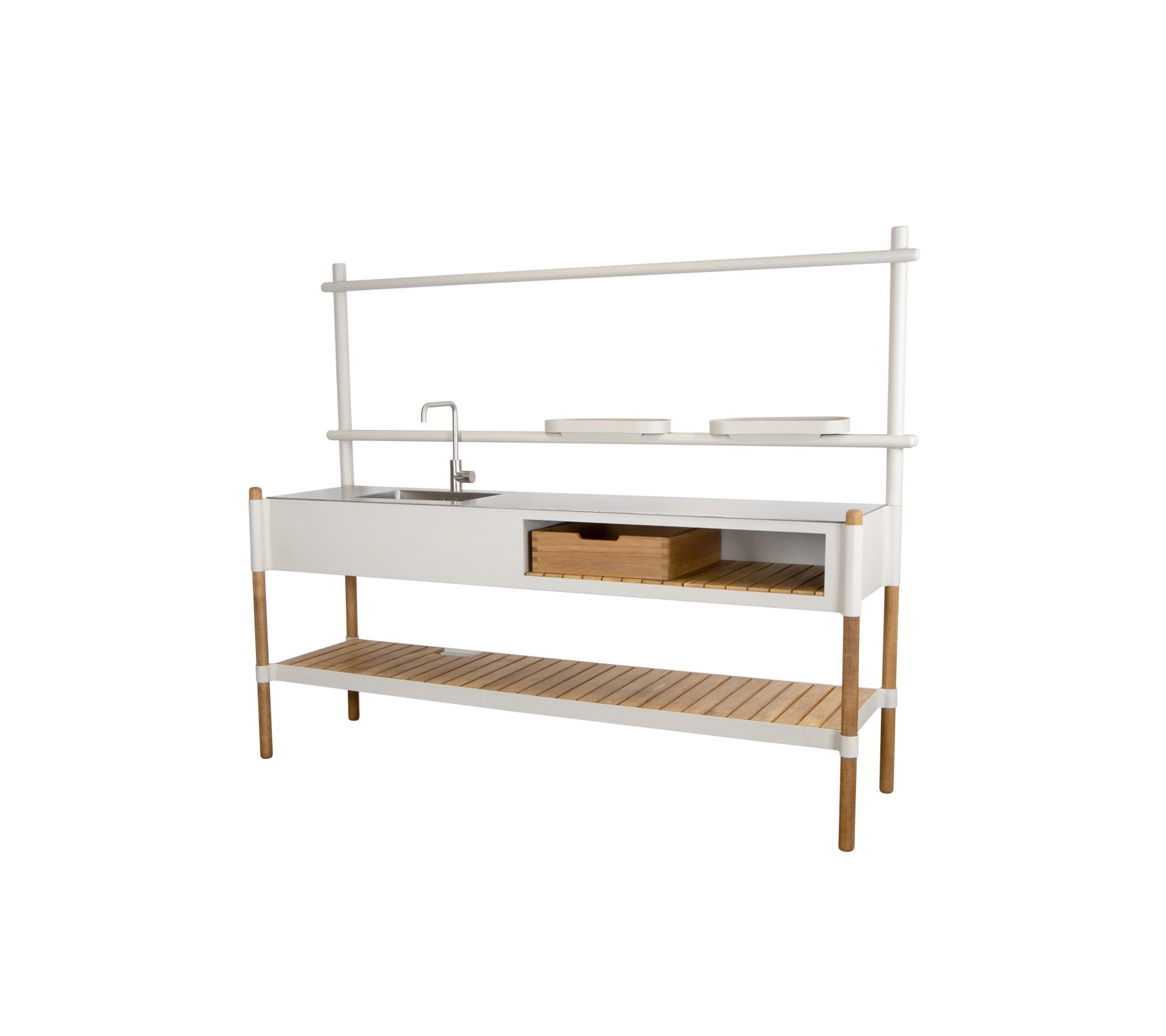 Stylische Kücheneinheit mit einem Waschbecken, einem Stauraumschubfach und einem offenen Regal, gefertigt aus einer Kombination von weißen und naturbelassenen Holzoberflächen.