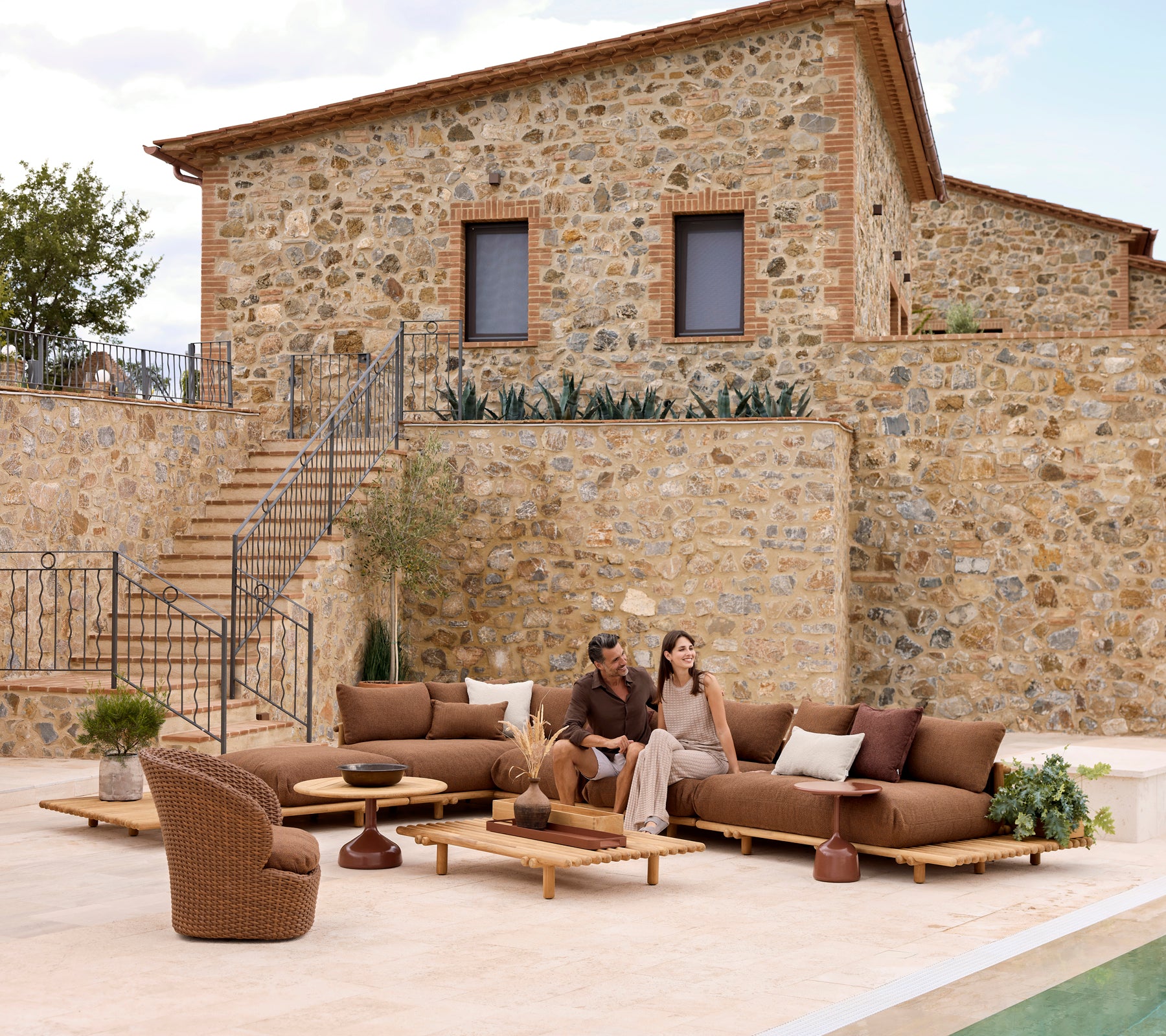 Stilvolles Lounge-Bereich mit Teakholz-Möbeln und bequemen Sitzgelegenheiten, ideal zum Entspannen mit jemand Besonderem.