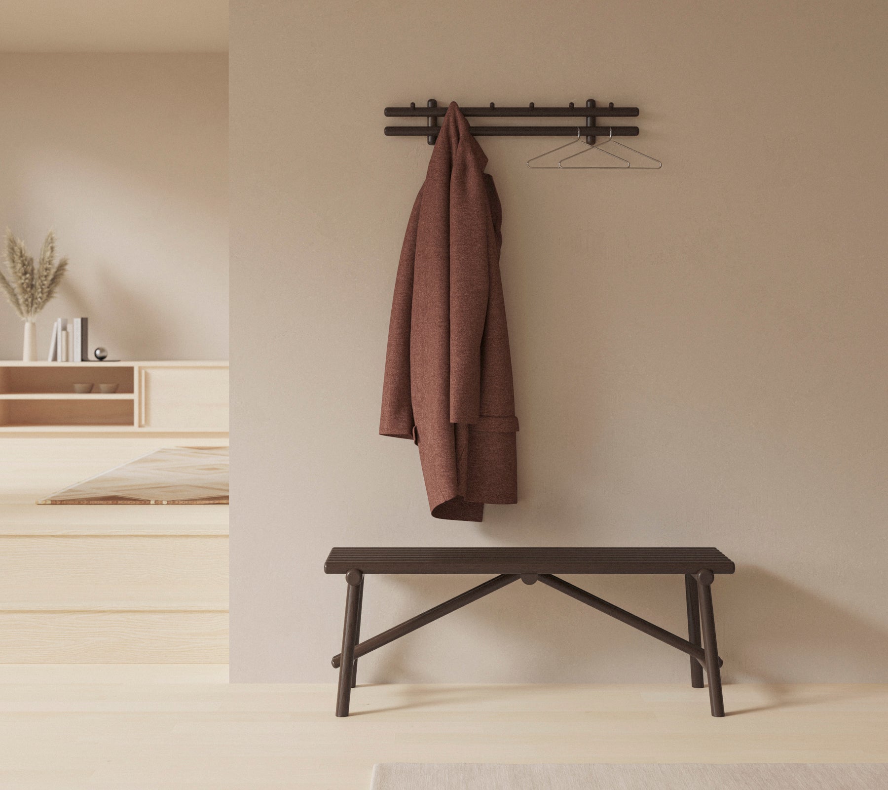 Eine minimalistische Einrichtung mit einer Holzbank und einem an einer Wand befestigten Kleiderhaken, die die Einfachheit und Funktionalität des Raums unterstreicht.