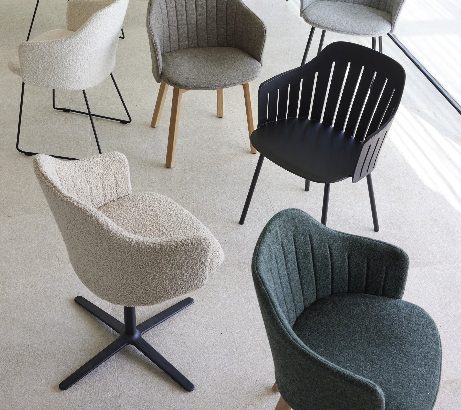 Eine Kollektion stilvoller Stühle in verschiedenen Designs und Farben, mit einzigartigen Texturen und Formen, geeignet für moderne Wohnräume.